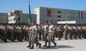 I giurandi rendono gli onori alla gloriosa Bandiera di Guerra