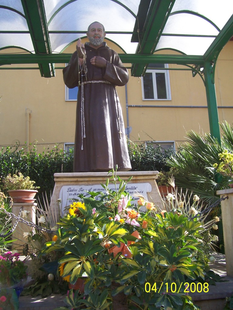 Statua San Pio Cancello ed Arnone