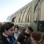 I familiari salgono sul pullman militare per raggiungere il centro storico di Capua