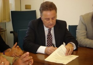 vincenzo-cappello firma il protocollo con la Regione