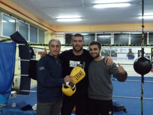 LEMENTE RUSSO TATANKA riceve i guantoni dal patron dell'ASD casertana Boxe