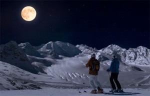 sciare con la luna piena in Svizzera