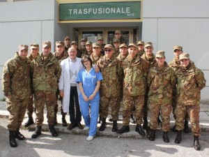 Foto di gruppo con i responsabili del centro trasfusionale