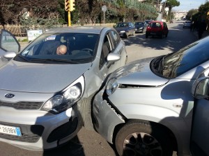 Incidente fra due auto incrocio Via Pertini con Via Fermi