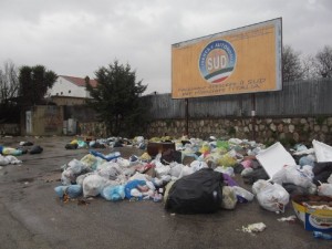 Rifiuti per strada a Marcianise1