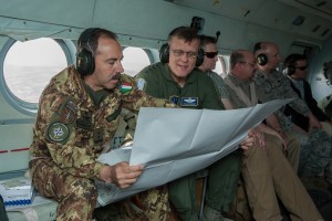 mandante di KFOR, Generale di Divisione Salvatore Farinasorvola i cieli del Kosovo accompagnato dal Generale Frank GORENC, NATO HQ Allied Air Commander_