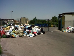 Rifiuti fuori il centro di raccolta 2