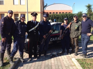 Volontari ENPA con i fucili sequestrati ai bracconieri