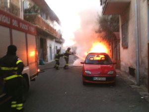 Auto incendiata in vicolo Stellato, l'intervento dei vigili del fuoco2