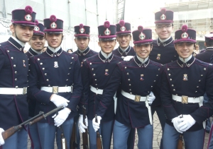Gennaro Di Stasio, secondo da dx in prima fila nel gruppo dei sorridenti allievi