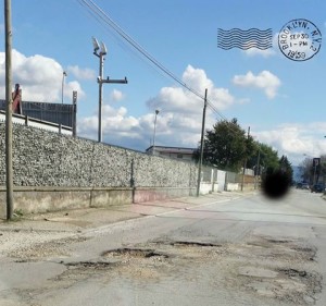 STRADA DI SAN NICOLA CON LE BUCHE