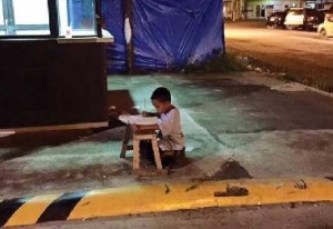 Bambino che studia