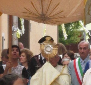 GRAZZANISE Il sindaco Gravante alla processione del Corpus Domini