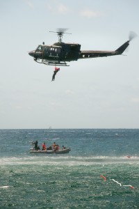 Un HH 212 in operazione di salvataggio in mare
