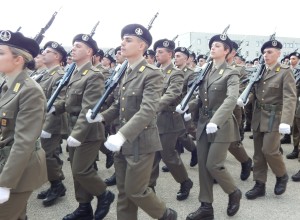 CAPUA Soldati in marcia, Beretta AR 70-90 in spalla (1)