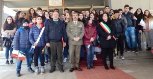 CAPUA il gen Faraglia con l'assessore Letizia e il prof Raimondo con gli studenti di Cancello ed Arnone