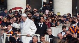 VATICANO 060216 Papa Francesco durante il giro di benedicente saluto nella Piazza San Pietro gremita (1)