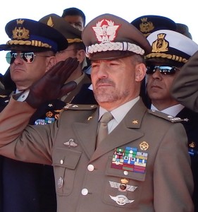 Il generale di Brigata Giuseppe Faraglia in primo piano