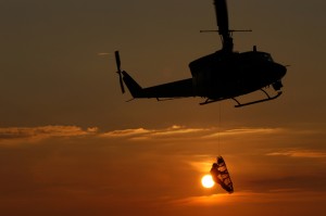 Suggestiva immagine di un elicottero HH 212 durante un'operazione di soccorso