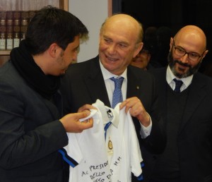 CASERTA L'ex Presidente dell'Inter, Ernesto Pellegrini, fra un tifoso nerazzurro e il giornalista Luigi Ferraiuolo