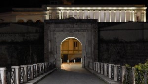 CAPUA Una suggestiva immagine by night di Porta Napoli e sullo sfondo il Ricciardi illuminato
