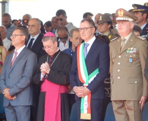 CAPUA C.A.V. E.I. - Il raccoglimento dell'arcivescovo Visco durante la recita della Preghiera per la Patria - 070717