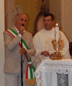 GRAZZANISE Il saluto del sindaco Gravante al parroco don Corcione