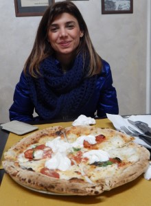 Giovane ospite davanti ad una morbida pizza 'firmata' Luca Doro