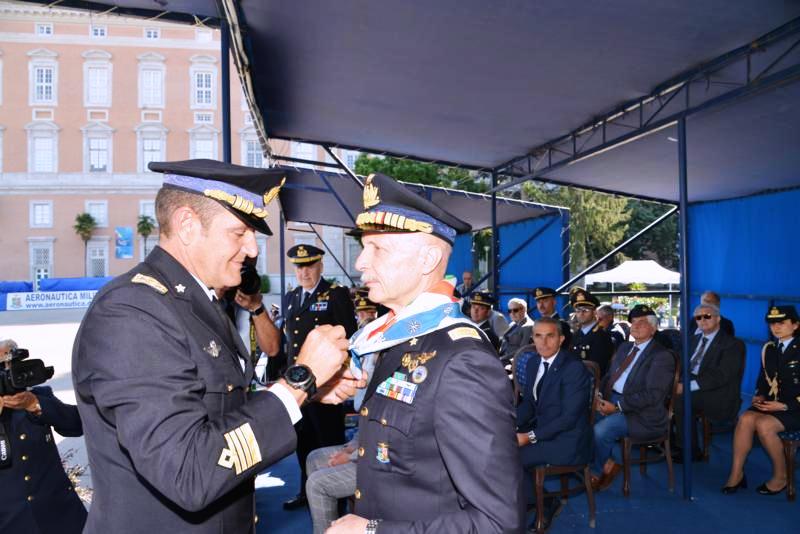 10_il Comandante dona il foulard al Capo di SMA_800x534