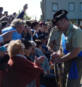 CAPUA CAV Il col Cucinieri conversa con una nonna trepidante mentre la Cerimonia sta per cominciare