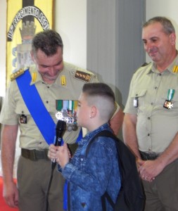 CAPUA CAV Il comandante Cucinieri ascolta il ringraziamento di uno scolaro