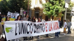 Corteo per la via