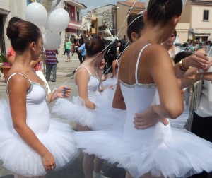 Le festose piccole allieve dell'amata maestra di danza