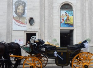 Pronta la carrozza a cavalli per il lungo viaggio matrimoniale