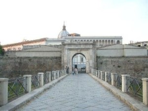 CAPUA Porta Napoli e, alle spalle, lo storico Teatro Ricciardi