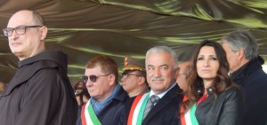 CAPUA C.A.V. Il cappellano militare, fra' Ponticelli, in tribuna, davanti ad alcuni sindaci