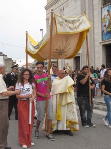 GRAZZANISE Don Antonio Palazzo col Corpus Domini in processione nel 2015