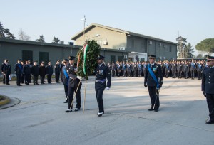 GRAZZANISE Il comandante Di Palma e i suoi militari pronti per la deposizione della Corona d'alloro (1)