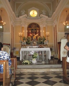 GRAZZANISE L'Altare Maggiore della chiesa di San Giovanni Battista col pregevole dipinto della Consolazione