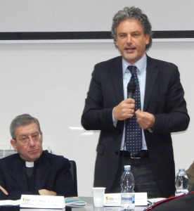 SMLF L'arcivescovo Visco accando al magistrato Sirignano al microfono - 220318