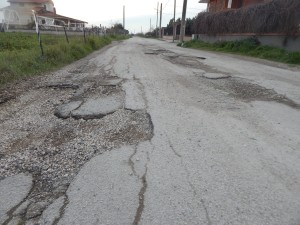 GRAZZANISE Dissesto stradale a Via Motta