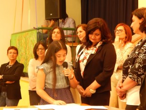 MONDRAGONE La vincitrice del 2° Circolo, Ilenia Federico, accanto alla dirigente Di Lorenzo, legge il suo testo