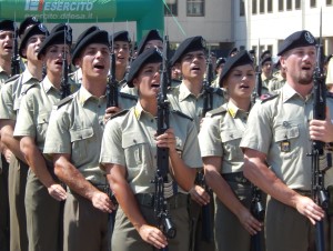 CAPUA Pronunciato il giuramento, i volontari cantano l'Inno nazionale - 200718