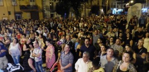 C.ARN La piazza centrale gremita durante il saluto del governator De Luca (1)