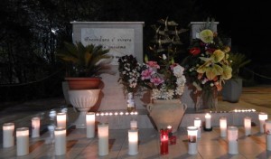 GRAZZANISE Fiori e lumini davanti al Monumento del Ricordo nella Notte di San Lorenzo (1)