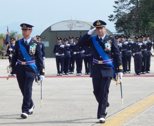 GRAZZANISE Da sx, il comandante uscente DI PALMA e il subentrante LUCIVERO