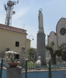 GRAZZANISE Il monumento mariano che sorge davanti al santuario di Montevergine