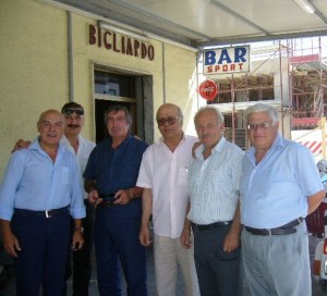 GRAZZANISE Ludovico in una foto di 10 anni fa con gli amici al Bar Sport