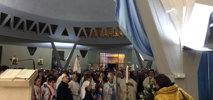 Il Vescovo sosta davanti alla statua della Madonna