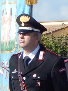 GRAZZANISE Il comandante Luigi De Santis accanto al Gonfalone municipale